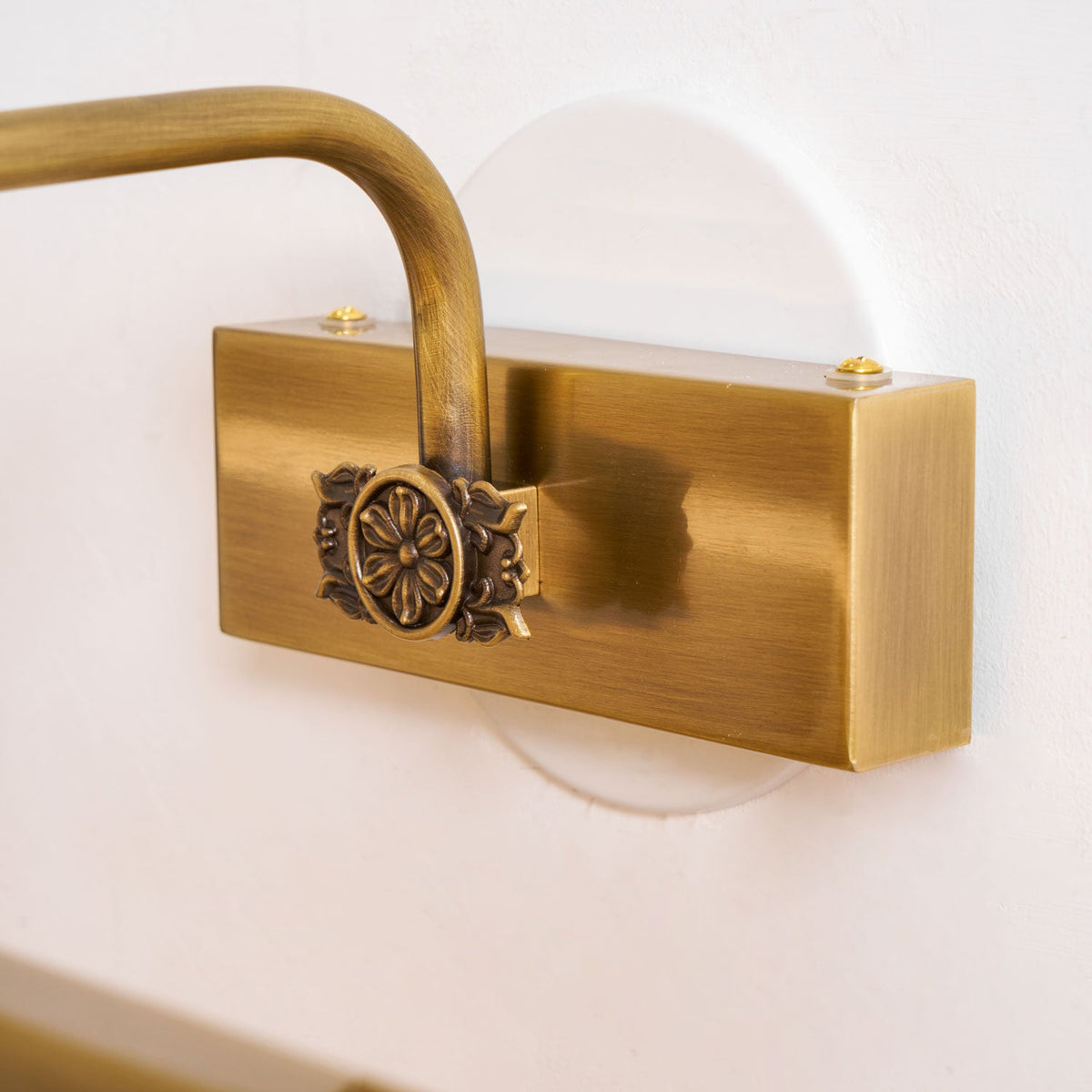 Metal Antler Ring Wall Lamp